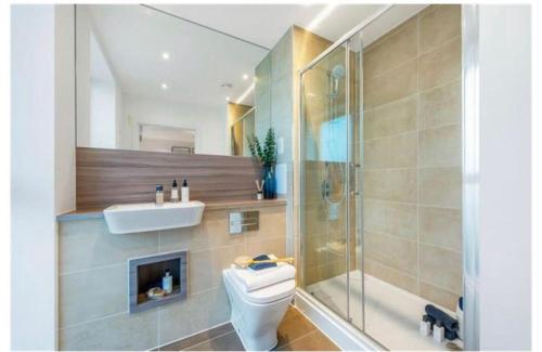 达格纳姆UPPAMOST luxury home 3的浴室配有卫生间、淋浴和盥洗盆。