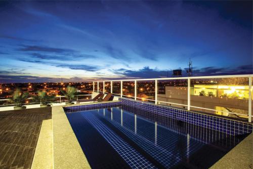 劳鲁-迪弗雷塔斯马里布广场酒店的一座在屋顶上设有游泳池的建筑