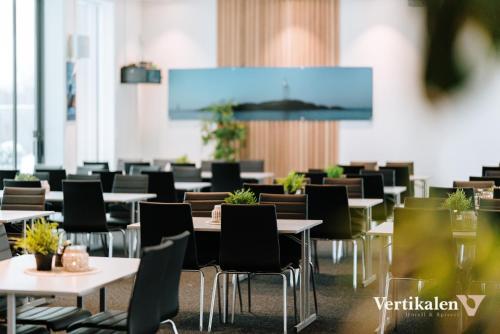 利勒桑Vertikalen的用餐室配有桌椅和投影屏幕