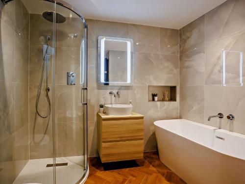 比迪福德4 Bed in Westward Ho 86640的带浴缸、水槽和淋浴的浴室