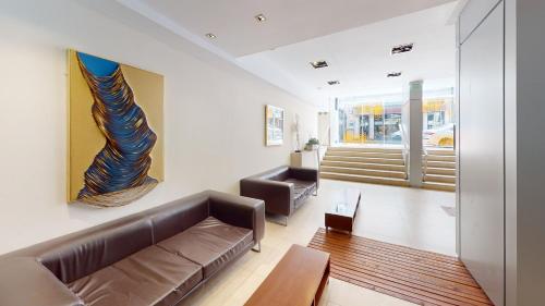 布宜诺斯艾利斯BENS - Recoleta Park的客厅配有沙发和桌子