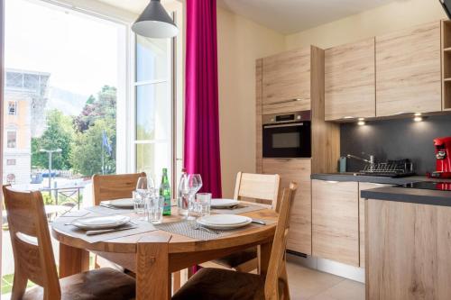 安锡CARPATES Annecy Rent Lodge的厨房以及带木桌和椅子的用餐室
