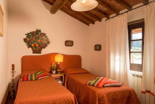 雷杰洛Apartments in Reggello/Toskana 23818的一间卧室设有两张床和窗户。