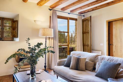 芳特克莱拉Turismo Rural Mas Ametller的客厅配有沙发和桌子