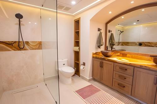 新巴利亚塔Grand Marina Villas的带淋浴、卫生间和盥洗盆的浴室