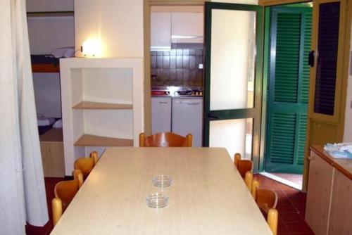 阿利米尼SERRA ALIMINI 2的厨房配有桌子和两杯酒杯