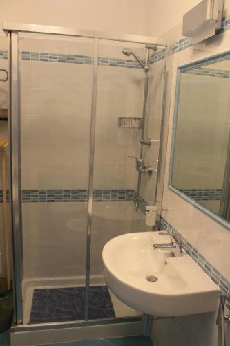 阿利米尼SERRA ALIMINI 2的带淋浴、盥洗盆和卫生间的浴室
