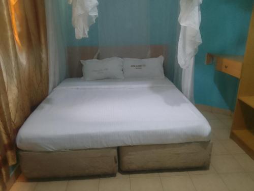 Deka hotel Nairobi客房内的一张或多张床位