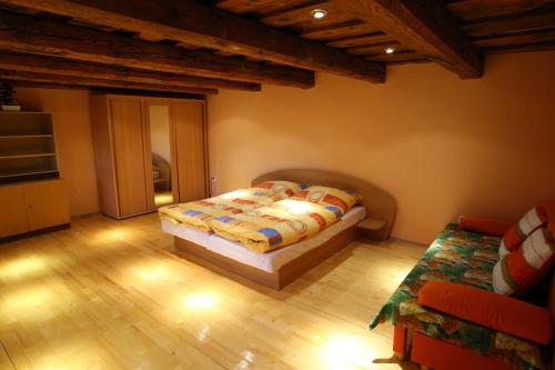 波切尼斯Apartmany Kanianka的铺有木地板的客房内设有一间卧室和一张床。