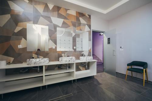 巴尼亚卢卡Wellness Spa Hotel Jola的一间带三个水槽和镜子的浴室