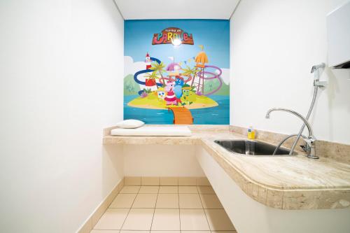 阿奎拉兹Beach Park Resort - Wellness的一间带水槽的浴室和壁画墙