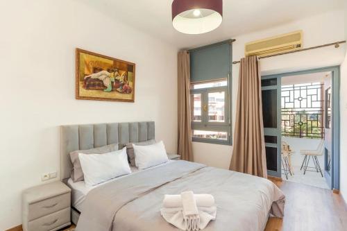马拉喀什Moroccan typical flat, Hivernage的卧室设有一张白色大床和一扇窗户。