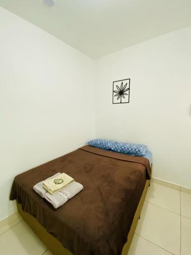索罗卡巴DuPai 10 Sorocaba的一间卧室配有一张床,床上有毛巾