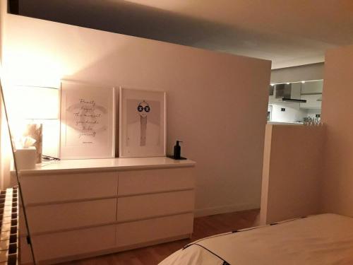 萨拉戈萨One bedroom property with wifi at Zaragoza的一间卧室配有带绘画的梳妆台