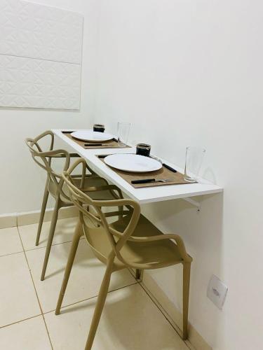 索罗卡巴DuPai 10 Sorocaba的一张带两把椅子的白色桌子和眼镜