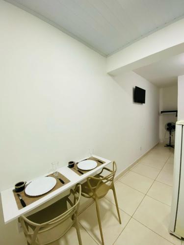 索罗卡巴DuPai 10 Sorocaba的白色客房内带两个盥洗盆的浴室
