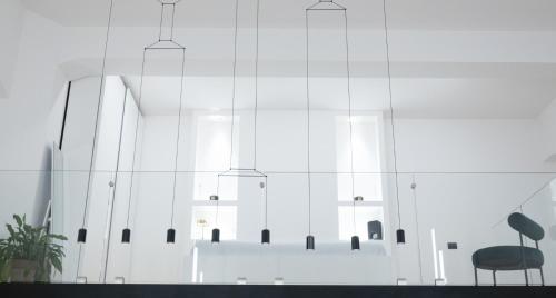 米兰Loft Milano Manifatture2的白色的房间,配有椅子和吊灯