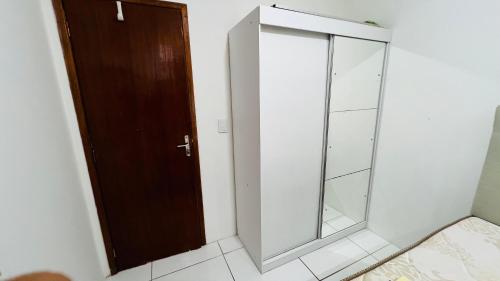圣路易斯Apartamento Home Pratice的浴室设有玻璃门和镜子