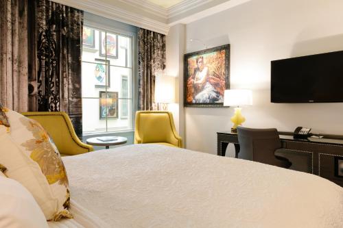 查尔斯顿查尔斯顿波西米亚大酒店 - 傲途格精选酒店的酒店客房配有一张床、一张书桌和一台电视。