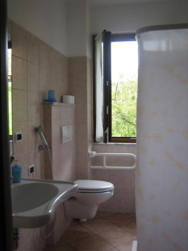 贝韦里诺卡萨利诺农家乐的带浴缸、卫生间和窗户的浴室
