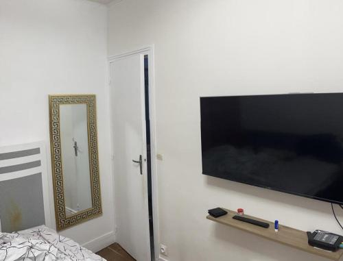 伊西莱穆利诺chambre d'hote的墙上的平面电视和镜子