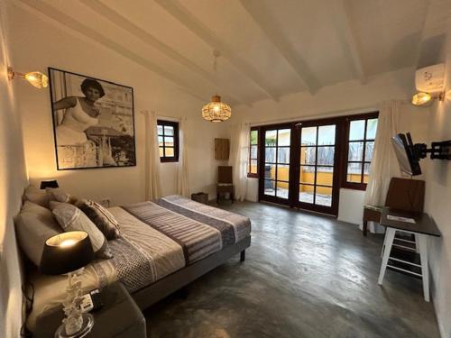 克拉伦代克Landhuis Belnem Bonaire的一间卧室配有一张床和一张桌子