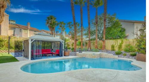 拉斯维加斯Buddha Play Modern with Pool & Spa Sauna Near Vegas strip的一个带凉亭的庭院内的游泳池