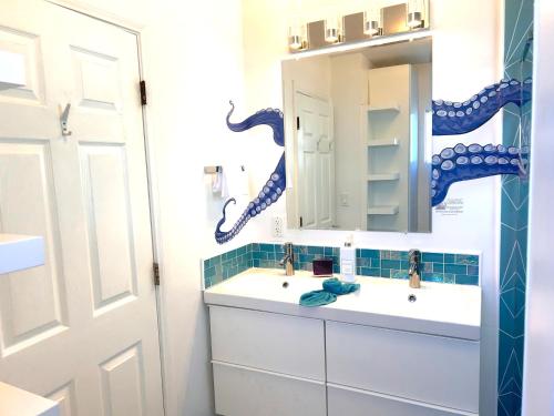 圣地亚哥Casa California的一间带水槽和镜子的浴室
