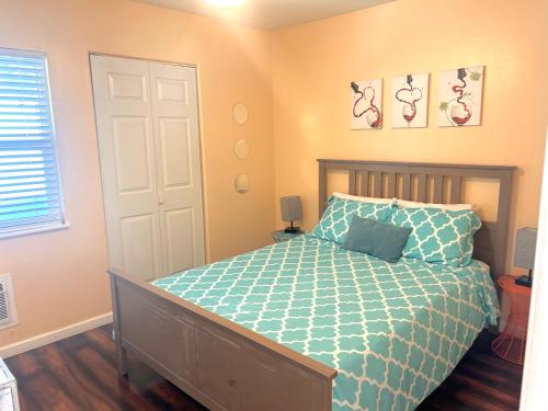 圣地亚哥Casa California的一间卧室配有一张带蓝色棉被的床