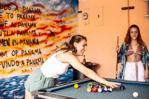 巴拿马城厄尔玛齐科旅馆的一名妇女在泳池房打台球