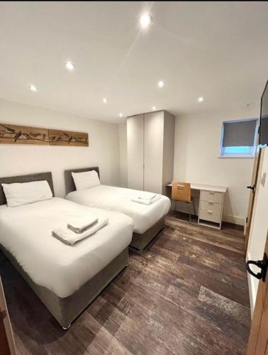 HextonThe Birch Lodge located in Pegsdon的酒店客房设有两张床和窗户。