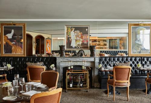 圣彼得港列治文公爵酒店的一间带壁炉和桌椅的用餐室