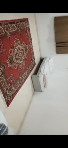 Al ‘Azīzīyahالعزيزيه الجنوبيه的挂在盒子旁边的墙上的红色地毯