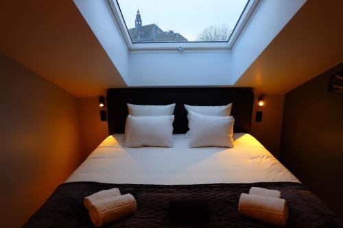埃尔伯蒙Le Cerf d'Or的一间卧室设有一张大床和大窗户