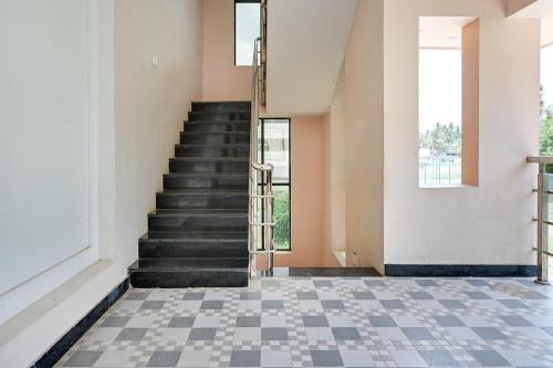 塞勒姆Sharin Service Apartments的楼梯,楼梯,位于一栋设有 ⁇ 形地板的建筑中