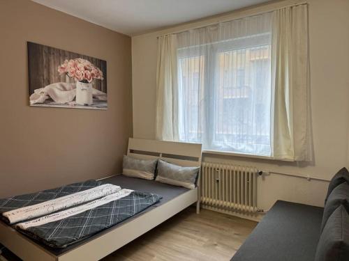 柏林Choice Berlin - Wohnung für bis zu 12 Personen的一间小卧室,配有床和窗户