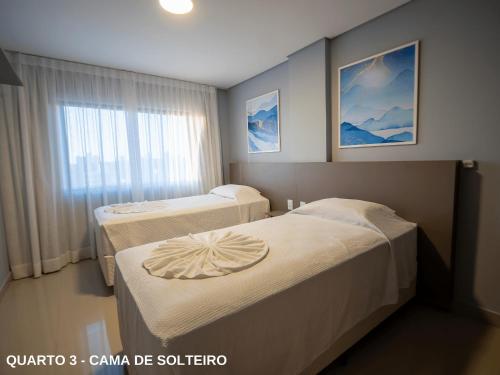 伊瓜苏ApartDamani的客房设有两张床和窗户。
