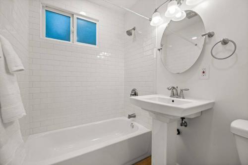圣巴巴拉American Riviera Oasis Close to Beach and Downtown的白色的浴室设有水槽、浴缸和镜子