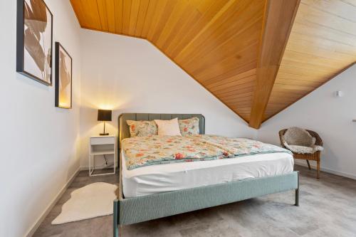 新安斯波Wohnung Weitblick的一间卧室设有一张木天花板床。
