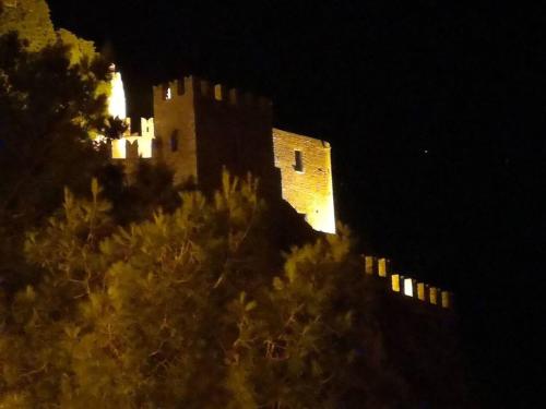 Caccamo2 bedrooms house with wifi at Caccamo的夜幕降临的城堡