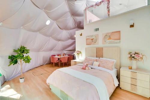 蒙蒂塞洛Unique Escapes - Rosé All Day Geodome的一间卧室,配有带一张床和一张桌子的帐篷