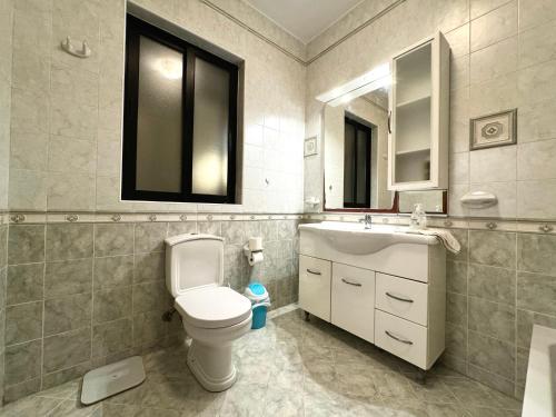 圣保罗湾城Holiday Home in St. Paul’s Bay的一间带卫生间、水槽和镜子的浴室
