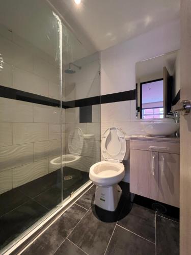 乔卢拉Hotel Urban Cholula的浴室配有卫生间、盥洗盆和淋浴。