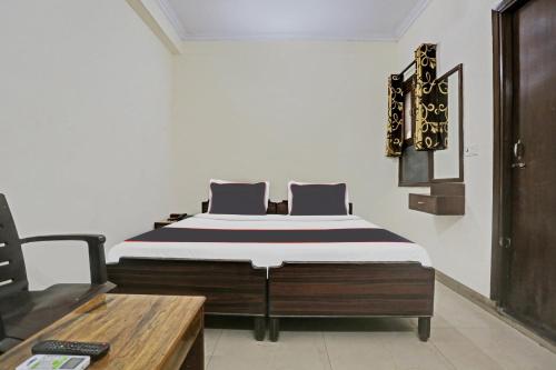 NarelaCollection O Hjp的一间卧室配有一张床和一张木桌