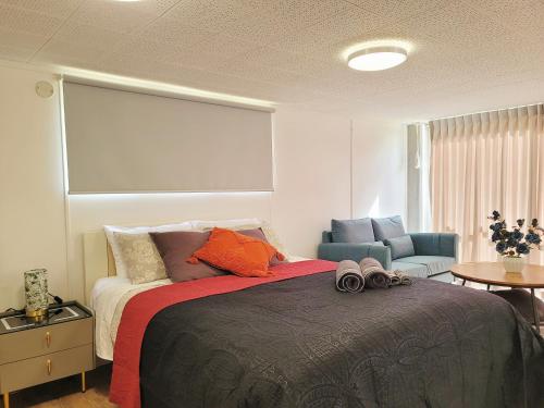 旺阿帕劳阿Gulf Red Vacation Home 2 Bedroom 2 Bathroom的一间卧室配有一张大床和一把椅子