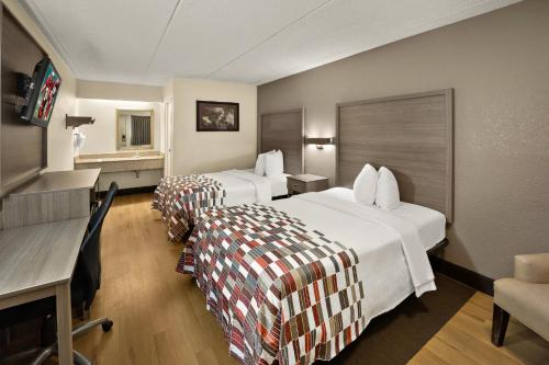 教堂山教堂山UNC红屋顶客栈的酒店客房配有两张床和一张书桌