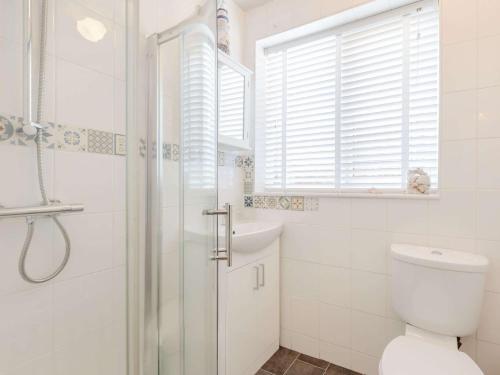 布罗德斯泰1 Bed in Broadstairs 89359的带淋浴和卫生间的白色浴室