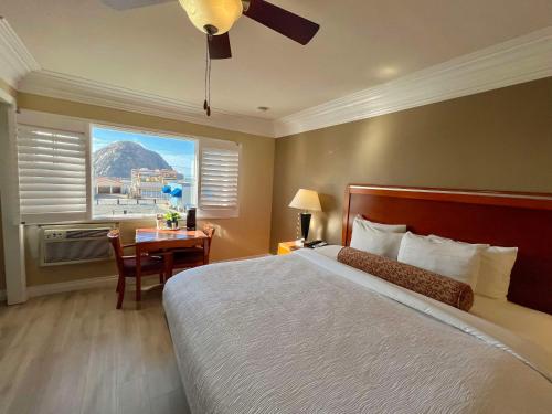 莫罗贝莫罗贝市中心信风贝斯特韦斯特酒店的一间卧室配有一张床、一张书桌和一个窗户。