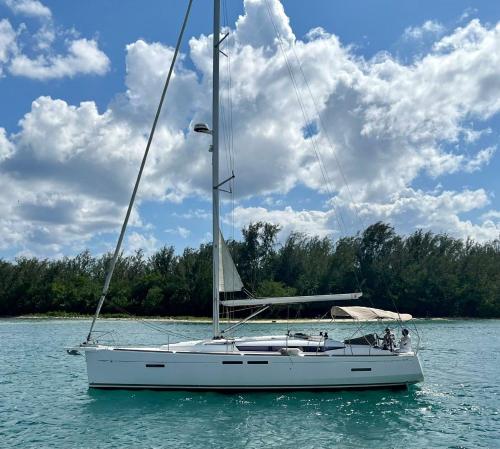 Sleep aboard a modern sailboat in Oeiras