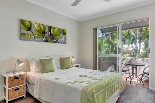 棕榈湾棕榈湾别墅的一间白色卧室,配有床和阳台